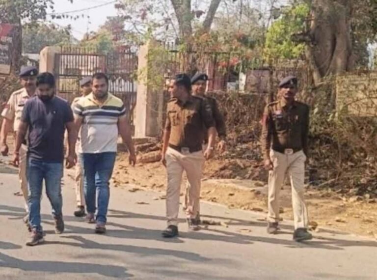 नशे में हंगामा पड़ा भारी, आरोपियों की शहर में परेड कर पुलिस ने दिया सख्त संदेश