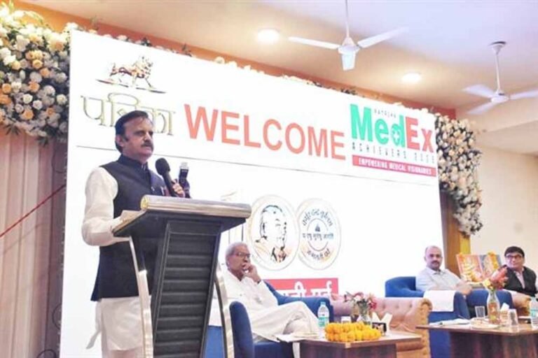 डॉक्टर सेवाभाव से मरीज का करें इलाज : उप मुख्यमंत्री  शुक्ल जी मीडिया समूह के कार्यक्रम में रीवा शहर के डॉक्टर्स का किया सम्मान