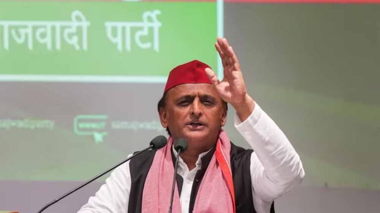 सपा को मिला बड़ा सियासी बल, रोहित पांडेय व पूर्व DIG की एंट्री; अखिलेश का BJP पर हमला