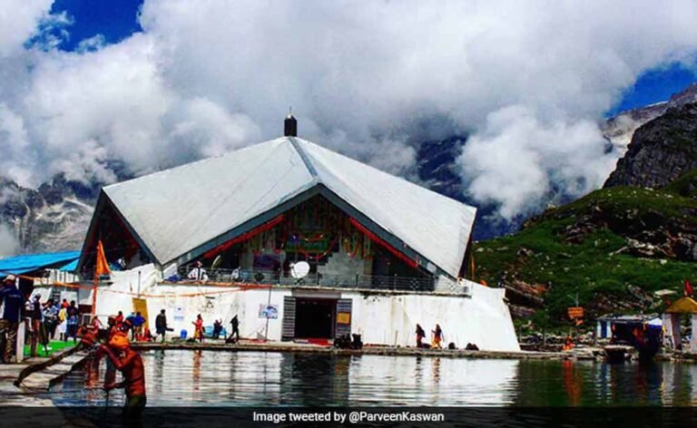 शीतलहर के बीच हेमकुंड साहिब में भारी बर्फबारी, 23 मई से शुरू होंगे दर्शन