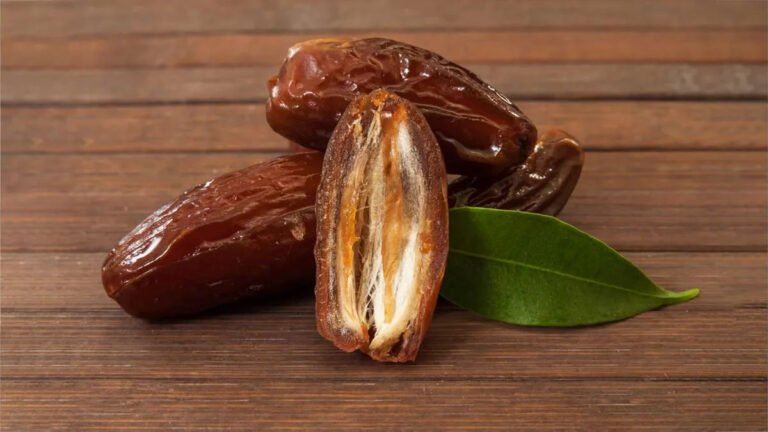 खजूर को धूप या ओवन में सुखाकर घर पर छुआरा बनाने की पूरी विधि