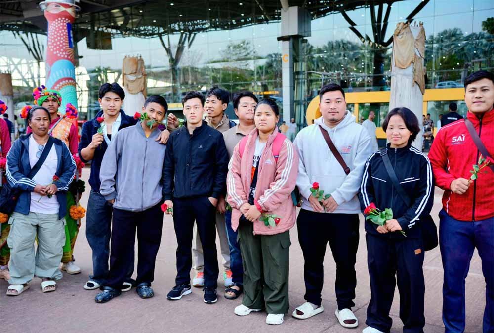 अरुणाचल के वेटलिफ्टरों का विमानतल पर रंगारंग स्वागत