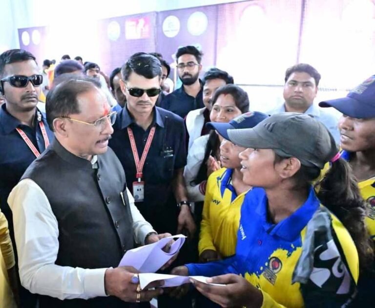 इचकेला की बेटियों ने क्रिकेट में रचा इतिहास, मुख्यमंत्री साय ने किया सम्मानित, किट देकर बढ़ाया हौसला