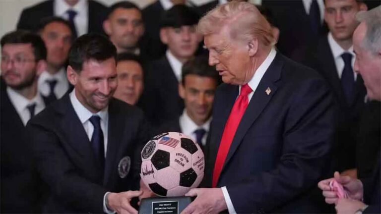 लियोनेल मेस्सी ने डोनाल्ड ट्रंप को रत्नजड़ित गुलाबी फुटबॉल भेंट की