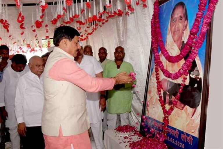 मुख्यमंत्री डॉ. यादव ने जलालपुर पहुँचकर विधायक लोधी की माताजी के निधन पर शोक संवेदनाएं व्यक्त कीं