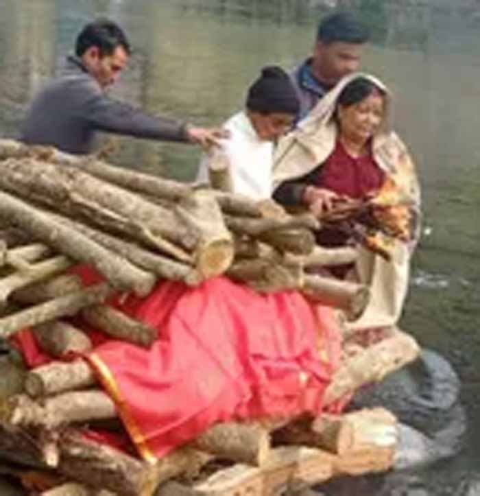 परंपरा तोड़ मिसाल पेश की बेटियों ने, बागेश्वर में परिवार को किया सम्मानित