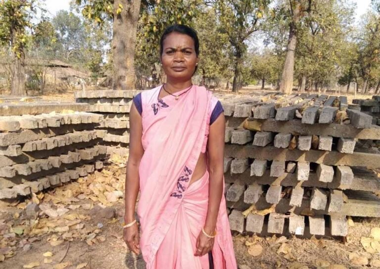 पोल निर्माण कार्य से आत्मनिर्भर बनीं सेमरिहा की फूलमती सिंह मेहनत और आत्मविश्वास से बदली तकदीर