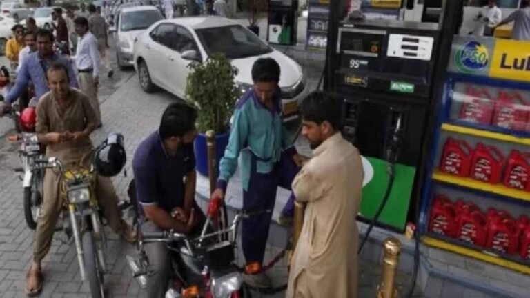 पेट्रोल की बढ़ती कीमतों का असर: नोएडा में लोग कर रहे टंकी फुल कराने की दौड़