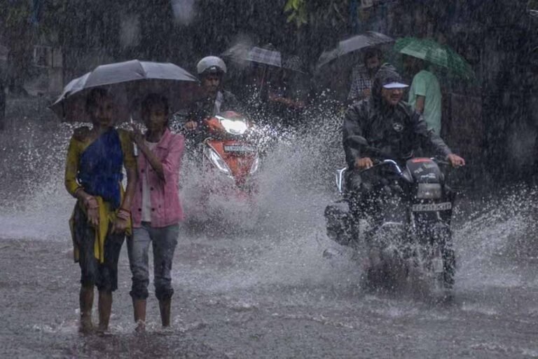 UP Weather Update: प्रदेश में गरज-चमक के साथ बारिश की चेतावनी, इन इलाकों में गिर सकते हैं ओले