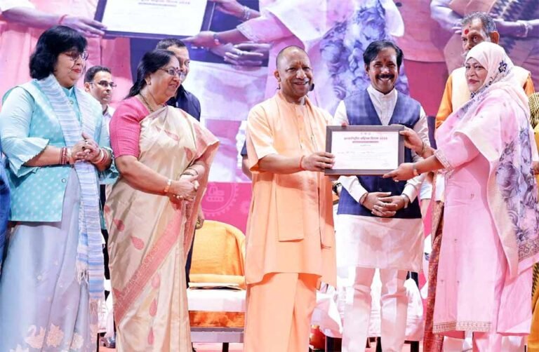 नारी शक्ति से समृद्धि की दिशा में मिसाल पेश करने वाली महिलाओं को मुख्यमंत्री ने प्रदान किए नारी शक्ति अवार्ड
