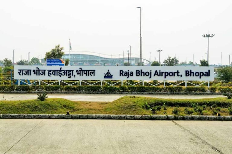 भोपाल एयरपोर्ट 24×7 ऑपरेशन के लिए तैयार, लेकिन समर सीजन में भी लेट नाइट उड़ानों पर सस्पेंस