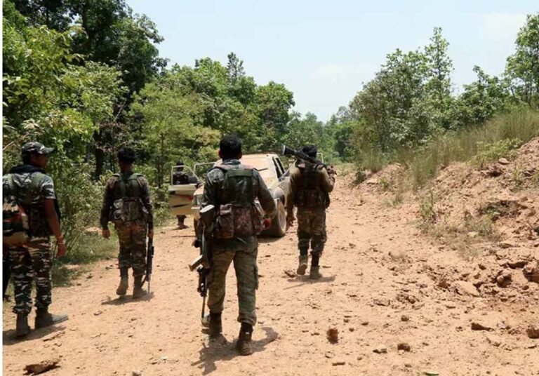 कांकेर ऑपरेशन में बड़ी सफलता, 3 नक्सलियों ने डाली हथियार, 14 की तलाश तेज