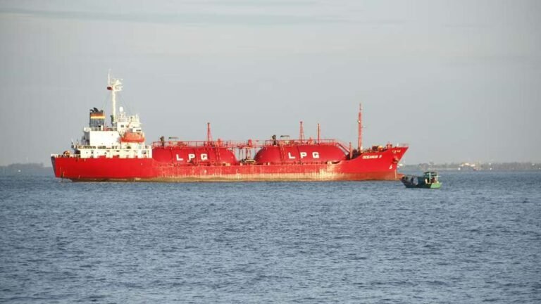 तनाव के बीच भारत को राहत: स्ट्रेट ऑफ होर्मुज से गुजरेंगे दो LPG जहाज