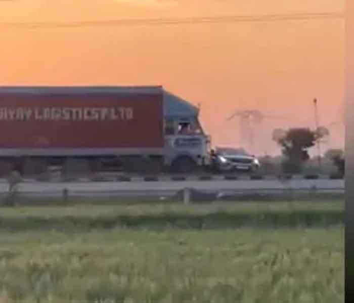 ग्वालियर हादसा: तेज रफ्तार ट्रक की टक्कर से कार घसीटती चली गई, मची अफरा-तफरी