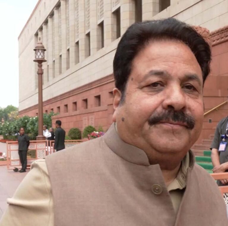 गैस सिलेंडर महंगा होने पर सियासत तेज, विपक्ष बोला- गलत नीतियों की मार झेल रही जनता