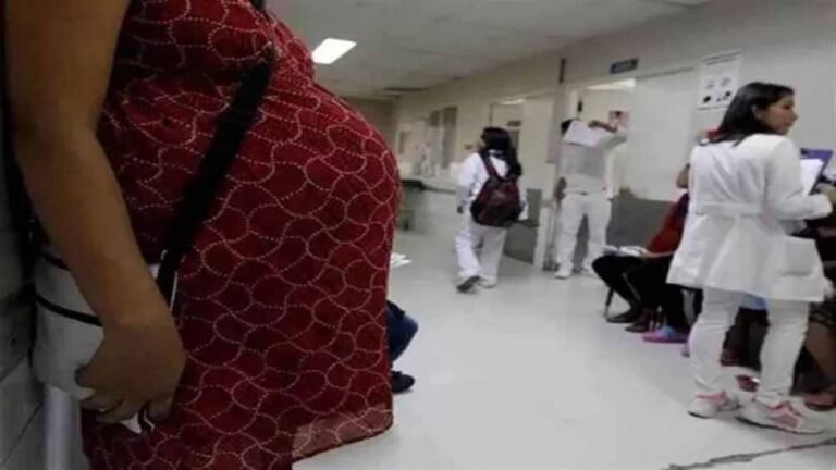 अब अस्पताल जाने की जरूरत नहीं: गर्भवतियों का पंजीयन घर बैठे, व्हाट्सएप सेवा शुरू