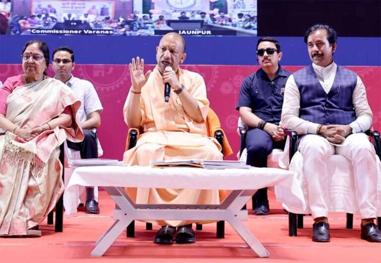 महिलाओं ने मुक्त कंठ से की सीएम योगी की प्रशंसा, महिला पुलिसकर्मियों ने मुख्यमंत्री योगी को बताया बहन-बेटियों का रक्षक