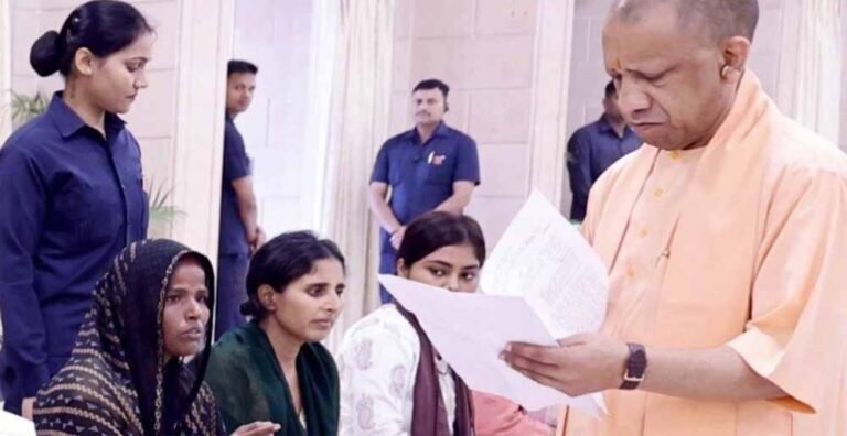 जनता दर्शन में अनोखा संवाद: सीएम ने बच्चे से की पढ़ाई पर बात, दी सलाह- मोबाइल नहीं, किताबों पर दो ध्यान