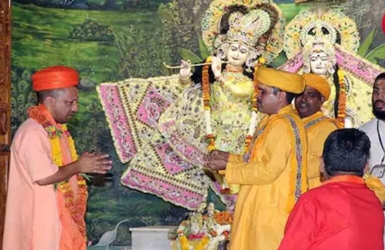 श्रीकृष्ण जन्मभूमि पहुंचे मुख्यमंत्री योगी, पूजा-अर्चना कर प्रदेश की समृद्धि की कामना