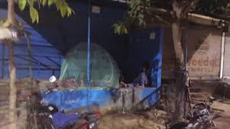 मच्छरदानी, बिछावन और गैस की लाइन: यूपी के बस्ती में रसोई गैस की भारी किल्लत, महिलाओं और बुजुर्गों की फजीहत