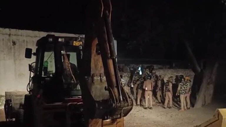 कोर्ट का आदेश, याचिका खारिज होने के बाद भारी पुलिस बल की मौजूदगी में हटा अवैध निर्माण