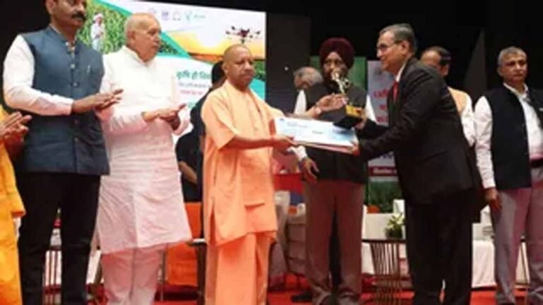 मुख्यमंत्री ने उत्तर प्रदेश कृषि वैज्ञानिक सम्मान योजना के तहत 15 वैज्ञानिकों को किया सम्मानित