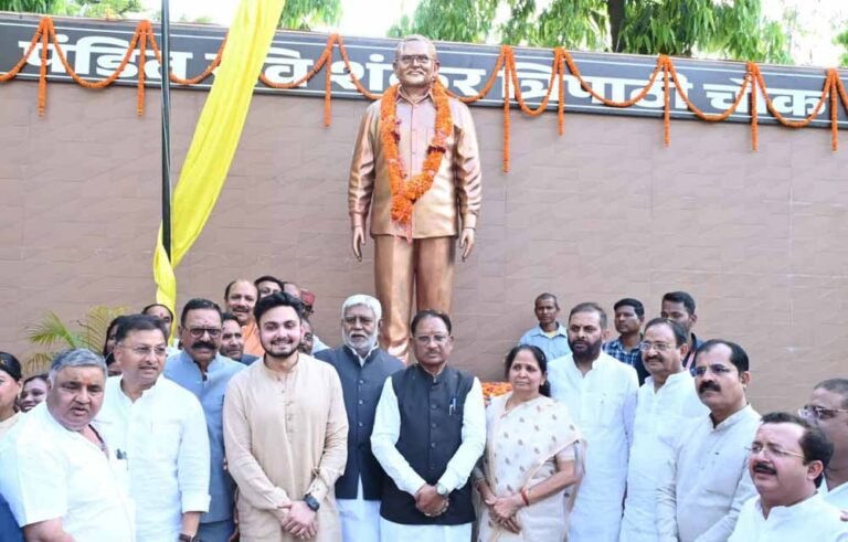 सीएम विष्णु देव साय ने अम्बिकापुर में किया प्रतिमा अनावरण, पंडित रविशंकर त्रिपाठी को श्रद्धांजलि