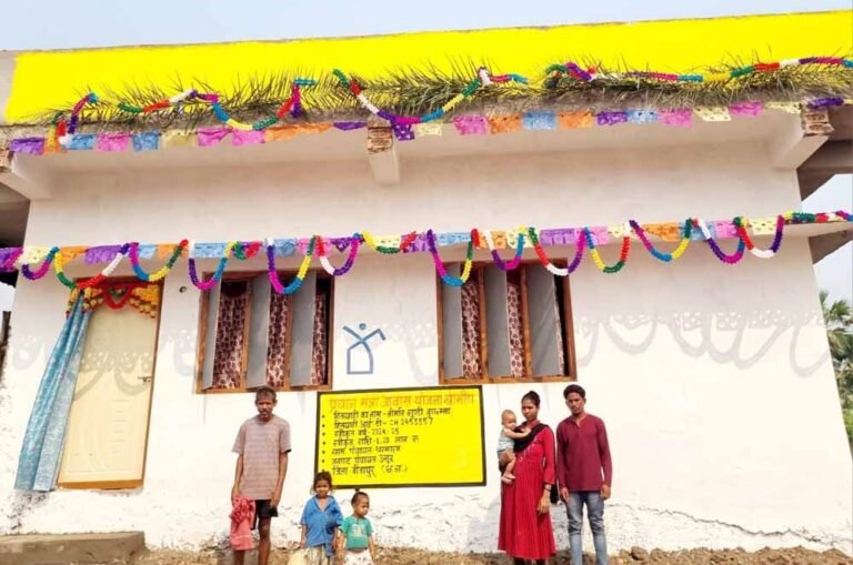 नक्सल प्रभावित बीजापुर में विकास का मॉडल: 5 लाख मानव दिवस, रोजगार-राशन-आवास से बदली जिंदगी