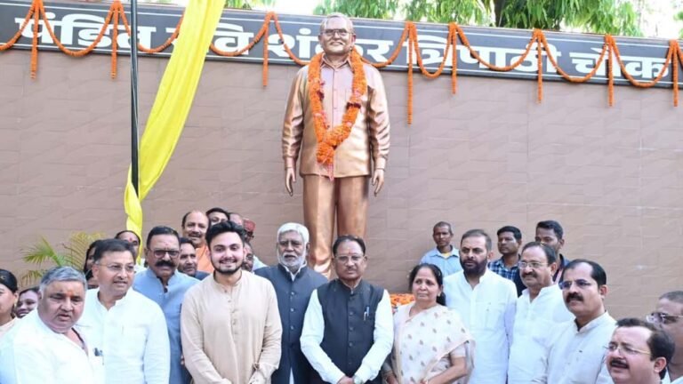 मुख्यमंत्री विष्णु देव साय ने अम्बिकापुर में भटगांव विधानसभा के पूर्व विधायक पंडित रविशंकर त्रिपाठी की प्रतिमा का किया अनावरण
