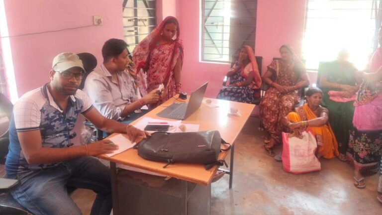 महतारी वंदना योजना में केवाईसी सर्वर बना परेशानी का कारण, घंटों इंतजार के बाद भी निराश लौटी महिलाएं