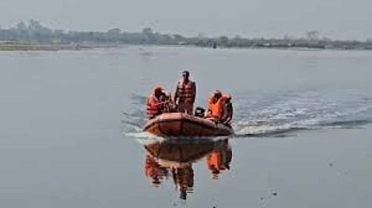 यमुना हादसे में दो और शव मिले, सर्च ऑपरेशन जारी