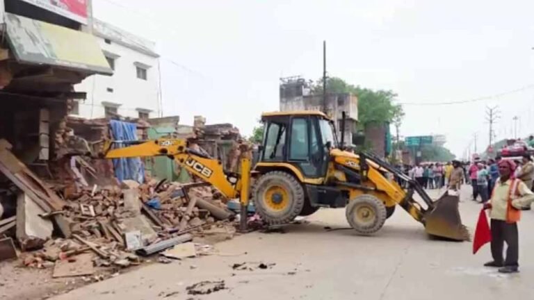 सड़क चौड़ीकरण के लिए बड़ा अभियान, जामा मस्जिद के आसपास दुकानों पर चला बुलडोजर