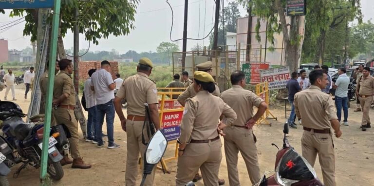 भाकियू का हंगामा: हापुड़ कूच के दौरान टोल प्लाजा पर टकराव, पुलिस पर हमला