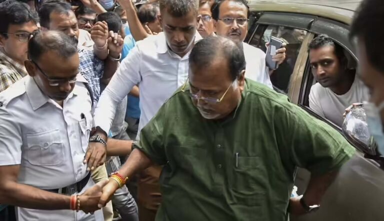 ED ने की पार्थ चटर्जी के घर छापेमारी, SSC घोटाले में कड़ा एक्शन