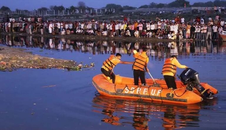 वृंदावन बोट दुर्घटना: 10 मृत, 5 लापता, घंटों बाद दलदल में मिली डूबी हुई बोट