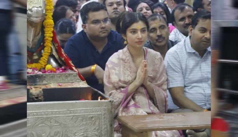 सारा और अर्जुन पहुंचे महाकाल के दर, 1700 करोड़ के पार धुरंधर ने टेका माथा