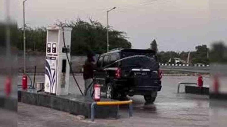 फेमस होने का खतरनाक जुनून, पेट्रोल पंप पर डीजल से नहलाई कार, राजस्थान के दो युवक गिरफ्तार