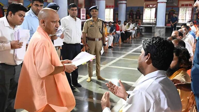 चुनाव प्रचार से पहले योगी का जनता दर्शन, अधिकारियों को समयसीमा में समाधान के आदेश