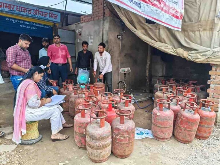 रसद विभाग की बड़ी कार्रवाई, घरेलू सिलिंडरों से वाहनों में गैस भरने वाले गिरोह पर कसा शिकंजा
