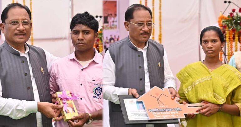 मुख्यमंत्री विष्णु देव साय ने पुनर्वास केंद्र का किया अवलोकन, पुनर्वासितों से किया आत्मीय संवाद