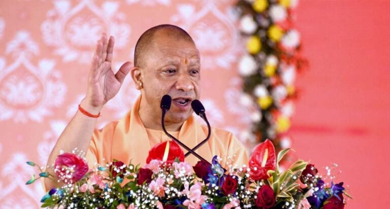 सीएम योगी ने अहिल्याबाई होल्कर की प्रतिमा का भी किया अनावरण, रोजगार मेले में बांटे नियुक्ति पत्र