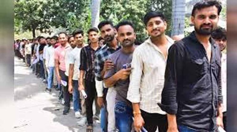 यूपी होमगार्ड परीक्षा में कड़ी सुरक्षा, दूर-दराज से आए अभ्यर्थियों की बढ़ी परेशानी