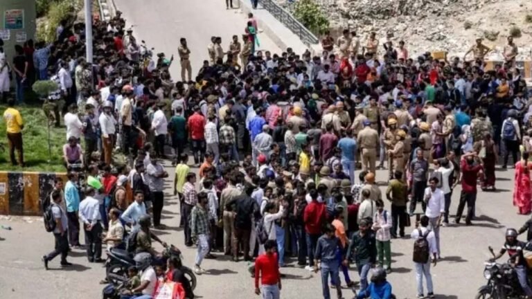 नोएडा आंदोलन के बाद श्रमिकों को मिली 10 तक सैलरी, दोगुना ओवरटाइम और बोनस