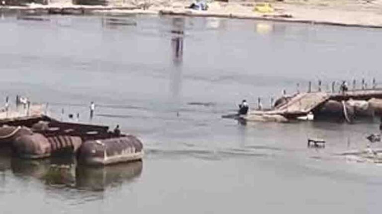 गंगा का बढ़ता जलस्तर और आंधी बनी काल, 2 करोड़ की लागत से बना प्लाटून पुल हुआ क्षतिग्रस्त