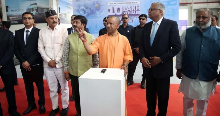 मुख्यमंत्री योगी आदित्यनाथ ने टाटा मोटर्स के लखनऊ प्लांट में 10 लाखवीं गाड़ी को किया फ्लैग ऑफ