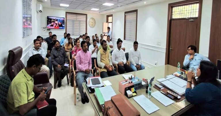 डीएम गौतमबुद्धनगर की अध्यक्षता में औद्योगिक इकाइयों की आउटसोर्सिंग एजेंसी/संविदाकारों की बैठक आयोजित