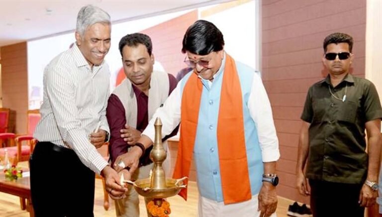 सभी अधिकारी नगरीय निकायों को स्वावलंबी और विकास केंद्र के रूप में स्थापित करें: मंत्री विजयवर्गीय