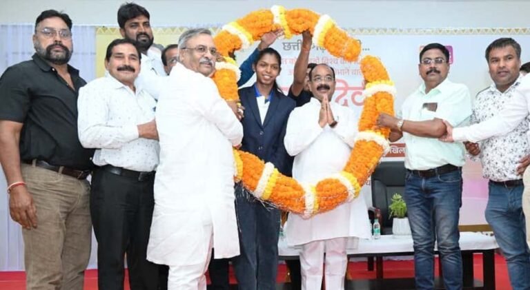 उप मुख्यमंत्री अरुण साव ने सौंपा चेक, राज्य में पहली बार किसी खिलाड़ी को दी गई है इतनी बड़ी प्रोत्साहन राशि