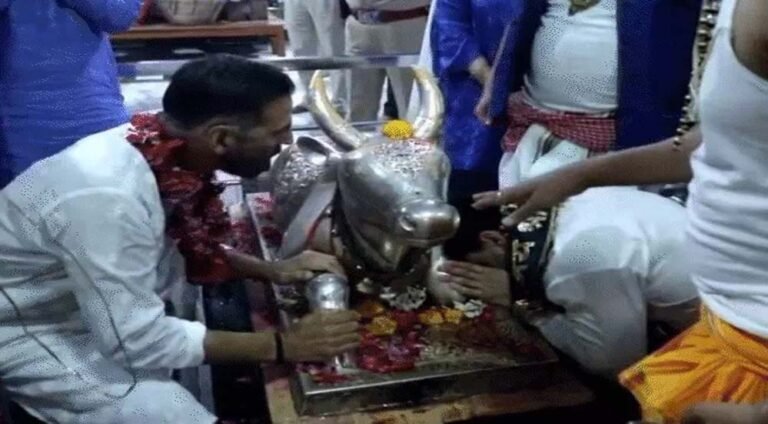 महाकाल के दरबार में अक्षय कुमार और टाइगर श्रॉफ: नंदी से की देश की तरक्की की कामना, डिंपल कपाड़िया भी थीं साथ