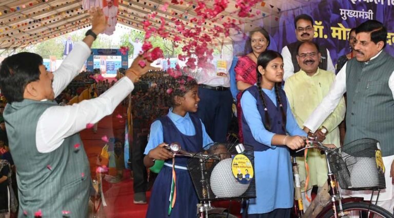 डॉ. मोहन यादव ने बच्चों पर की पुष्प वर्षा, हजारों बच्चों का हुआ प्रदेश के स्कूलों में प्रवेश